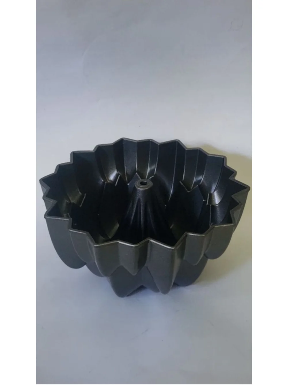 Heavy Cast Aluminum Fluted Bundt Cake Pan Nonstick Tube Pan New No Box Bakeware